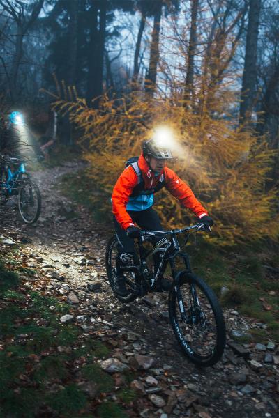 Knog Scheinwerfer PWR MTB 2000 Set mit Helm- und Lenkerhalter black  Produktbild 2